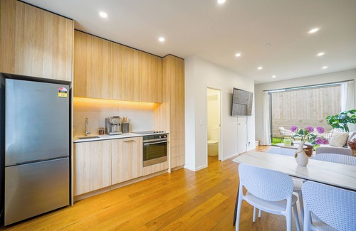 Grey Lynn Casa | Chic 2-Bedroom Retreat in Grey Lynn Minutes to CBD