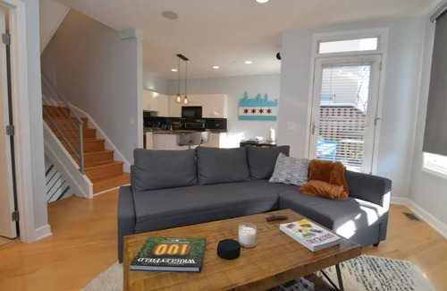 South Loop Casa | Chic 2-Bedroom Townhouse with Rooftop, Free Parking, in Downtown Chicago!