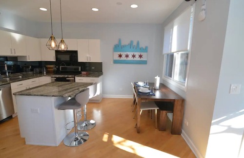 South Loop Casa | Chic 2-Bedroom Townhouse with Rooftop, Free Parking, in Downtown Chicago!