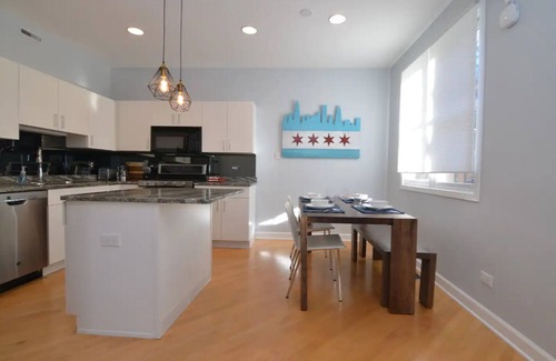 South Loop Casa | Chic 2-Bedroom Townhouse with Rooftop, Free Parking, in Downtown Chicago!