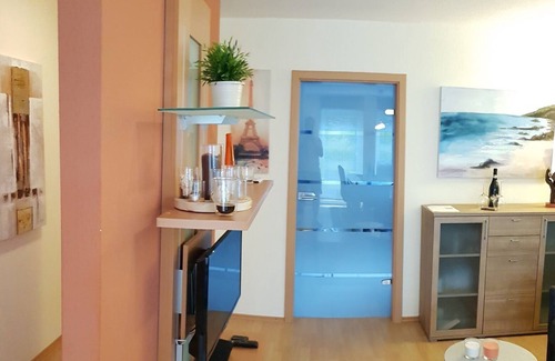 Saulheim Apartamento | Elegante sótano de 2 habitaciones con entrada independiente en la casa familiar.