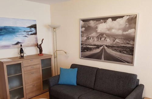 Saulheim Apartamento | Elegante sótano de 2 habitaciones con entrada independiente en la casa familiar.