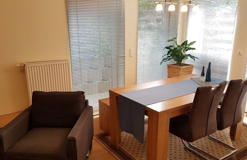 Saulheim Apartamento | Elegante sótano de 2 habitaciones con entrada independiente en la casa familiar.