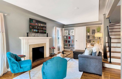 Grosse Pointe Casa | Chic 2-Story Brick House w/ Office Space