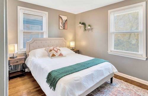 Grosse Pointe Casa | Chic 2-Story Brick House w/ Office Space