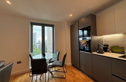 St. Mary's Park Apartamento | Chic 2BD Flat with Private Balcony in Battersea