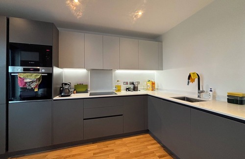 St. Mary's Park Apartamento | Chic 2BD Flat with Private Balcony in Battersea