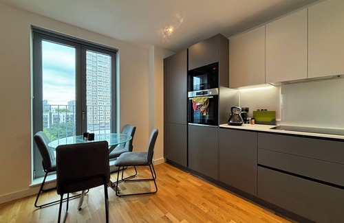 St. Mary's Park Apartamento | Chic 2BD Flat with Private Balcony in Battersea