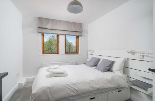 St. Mary's Park Apartamento | Chic 2BR Battersea Flat Terrace & Pet-Friendly