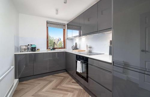 St. Mary's Park Apartamento | Chic 2BR Battersea Flat Terrace & Pet-Friendly