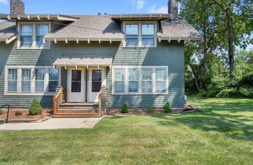 Des Moines Casa | Chic 2BR Duplex Free Parking near Hospitals