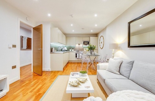 St. Mary's Park Apartamento | Chic 2BR Escape - Prime Battersea Location