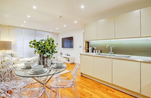 St. Mary's Park Apartamento | Chic 2BR Escape - Prime Battersea Location