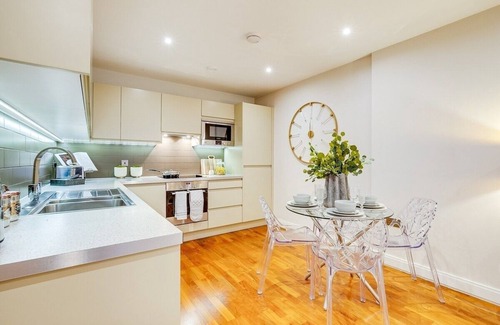 St. Mary's Park Apartamento | Chic 2BR Escape - Prime Battersea Location