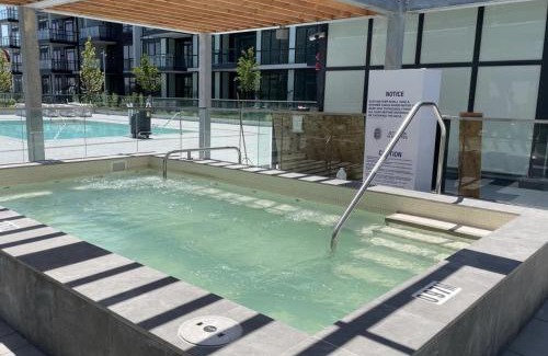 Innisfil Apartamento | Chic 2BR with Patio - Pool - Hot Tub - BBQ - Friday Harbour