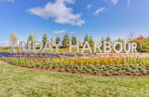 Innisfil Apartamento | Chic 2BR with Patio - Pool - Hot Tub - BBQ - Friday Harbour