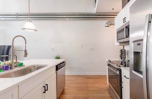 Atlantic Station Area Apartamento | Chic 2BR2BA Loft – Atlantic Station, Walk to Shops, Dining & Events