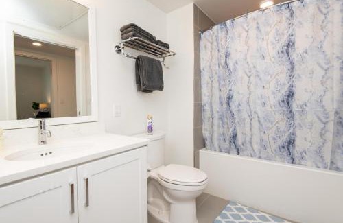 Downtown Los Angeles Apartamento | Chic 3-bed Apt with Pool & Hot Tub in Heart of DTLA