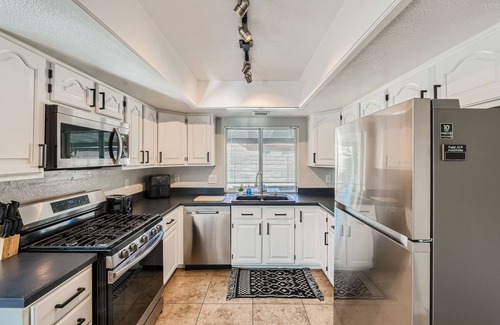 Rancho Oakey Casa | Chic 3-bedroom home in Fabulous Las Vegas with AC, WiFi, Garage Parking & more