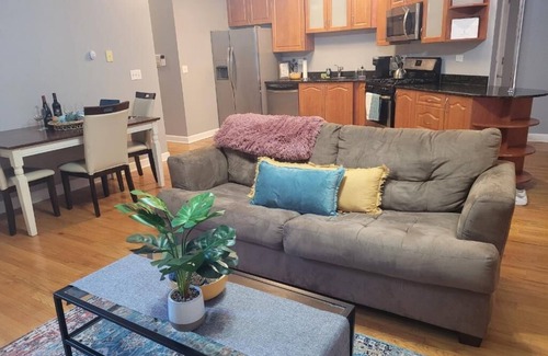 Woodlawn Condominio | Chic 3-bedroom well-appointed condo near University of Chicago and Lakeshore