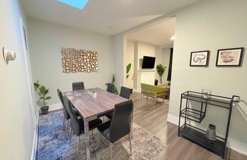 Sheffield and DePaul Apartamento | Chic 3BR Hideout in Lincoln Park - Lincoln 3