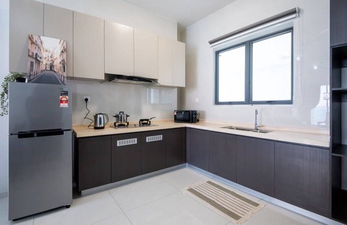 Central District Apartamento | Chic 3BR in Danga Bay with Water Views & Parking