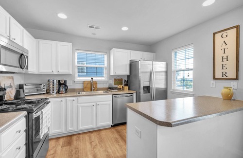 Northeast Raleigh Casa | Chic 3BR Townhome Next to Neuse River Trail - 1 Min Walk