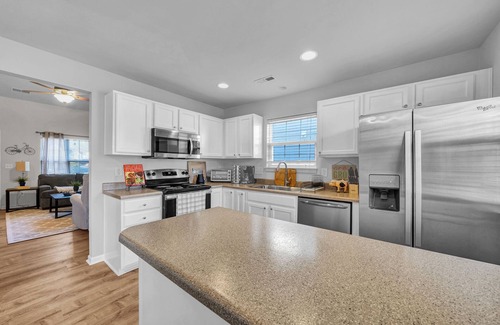 Northeast Raleigh Casa | Chic 3BR Townhome Next to Neuse River Trail - 1 Min Walk