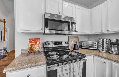 Northeast Raleigh Casa | Chic 3BR Townhome Next to Neuse River Trail - 1 Min Walk