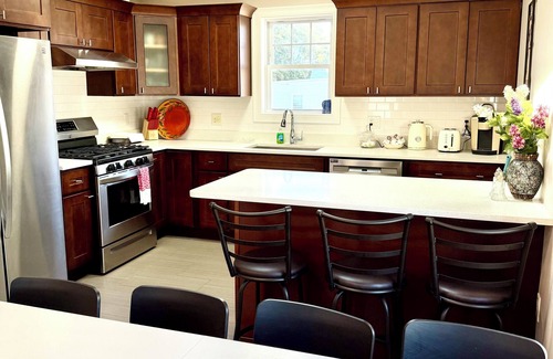 Dorchester Apartamento | Chic 3BR1.5BA City Stay - Near T + Parking