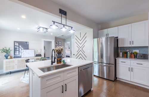 East Side Casa | Chic 4BR/3BA House – 10 min to Mercedes‑Benz – Private Deck + BBQ