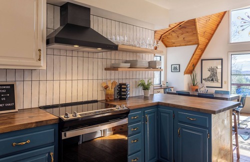 Brevard Chalet De Esquí | Chic A-Frame Cabin with Stunning Views