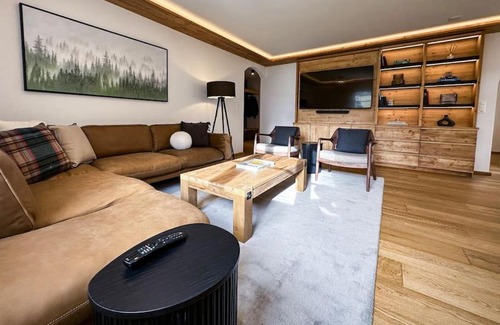 Samedan Apartamento | Chic Alpine Elegance: Designer Retreat in Samedan