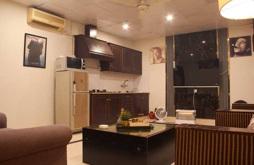Gulberg Apartamento | Chic And Cozy Apartment in Downtown
