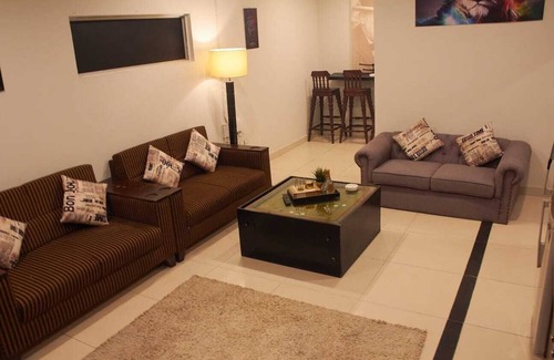 Gulberg Apartamento | Chic And Cozy Apartment in Downtown