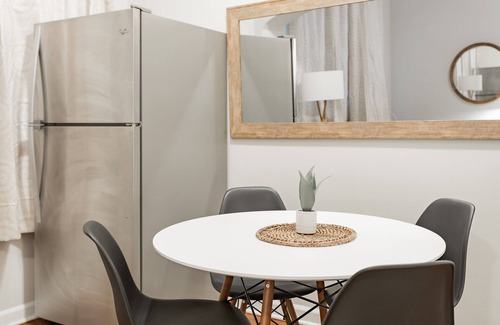 Rogers Park Apartamento | Chic and Cozy Getaway near Loyola Park