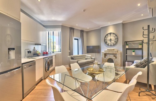 Green Point Apartamento | Chic Apartment | Balcony | Fast WiFi | Pool Access