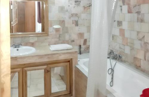 Ain Diab Apartamento | Chic Apartment in Casablanca with Shared Pool - 100 sqm