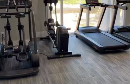 Washington Ave./ Memorial Park Apartamento | Chic apartment with WiFi, AC, fitness room, pool elevator in brilliant Houston