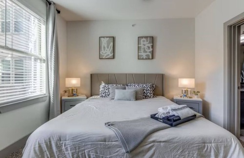 Washington Ave./ Memorial Park Apartamento | Chic apartment with WiFi, AC, fitness room, pool elevator in brilliant Houston