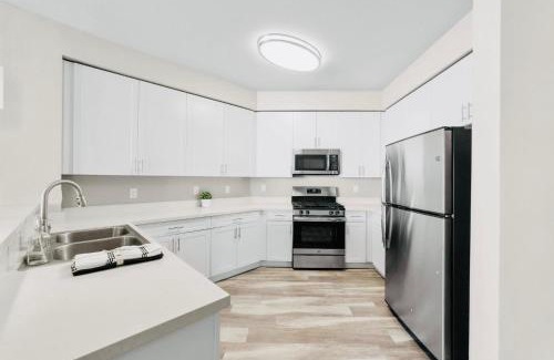 Sparks Apartamento | Chic Apt with Jacuzzi, Pool Nr Casino & Shopping