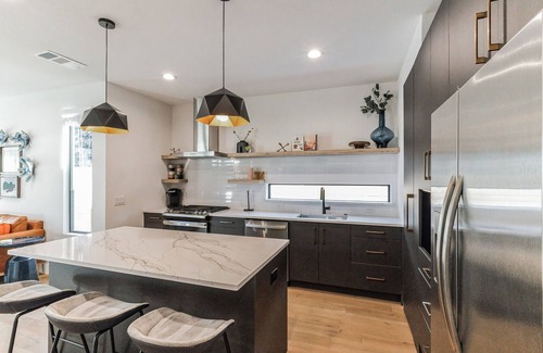 Holly Casa | Chic Austin Getaway – Brand New w/ Rooftop Patio!