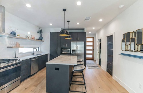 Holly Casa | Chic Austin Getaway – Brand New w/ Rooftop Patio!