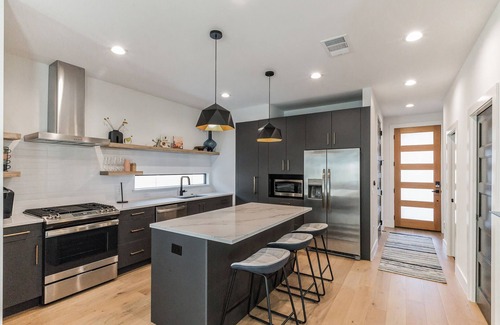 Holly Casa | Chic Austin Getaway – Brand New w/ Rooftop Patio!