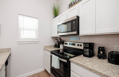 Corpus Christi Casa | Chic Beach Escape: Resort Living, Private Outdoor Space, Short Walk to Beach