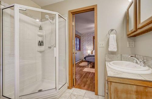 Cascade-Chipita Park Chalet De Esquí | Chic chalet w/hot tub, ping-pong, arcade bball