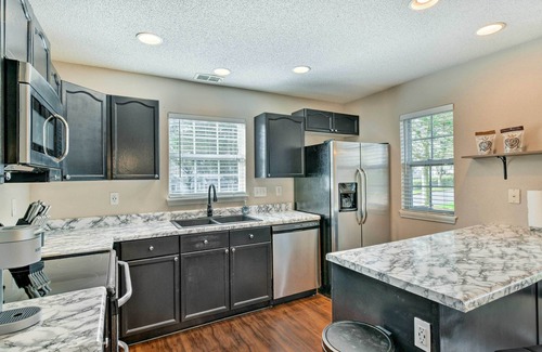 Charlotte Casa | Chic Charlotte Townhome w/ Community Pool