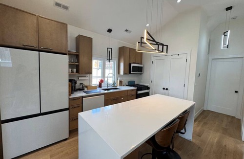 Avondale Condominio | Chic Chicago Spa Retreat – Luxe & Light-Filled