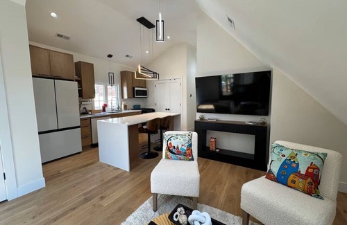 Avondale Condominio | Chic Chicago Spa Retreat – Luxe & Light-Filled