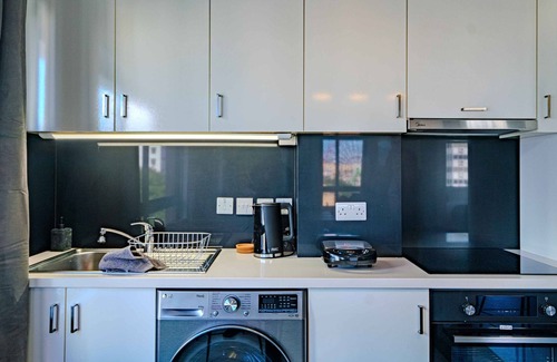 City Centre Apartamento | Chic City Center Stay With Stunning View